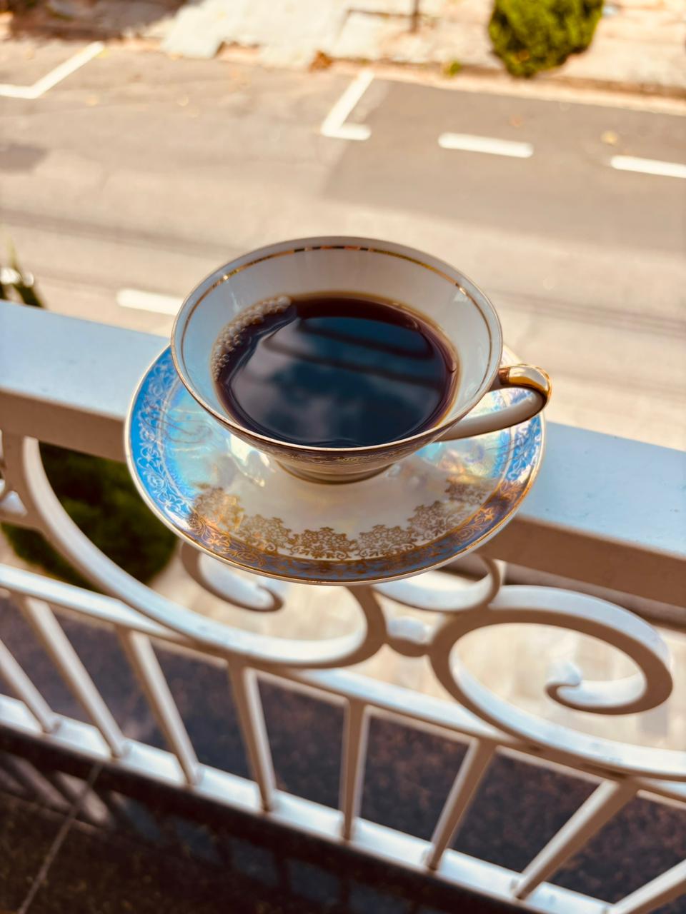 Café na varanda ao amanhecer